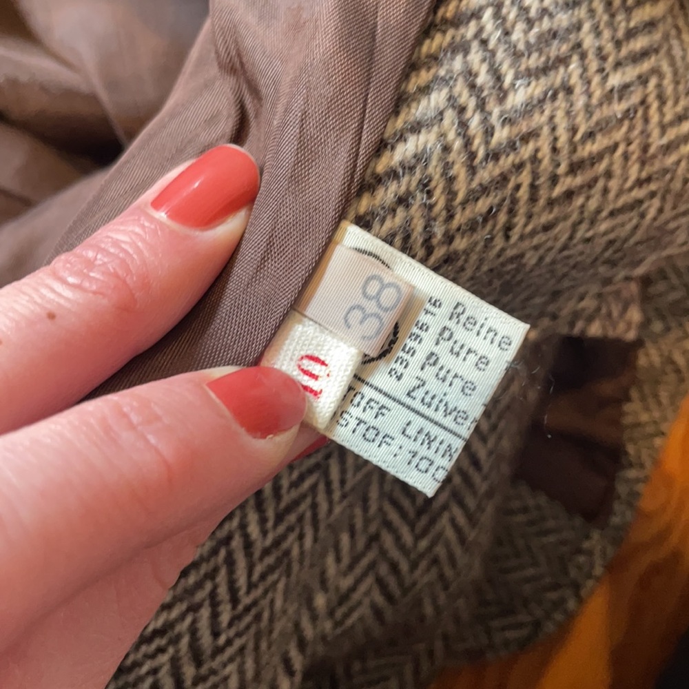 Gorgeous vintage blazer.  Such beautiful details. - Picture 10 of 12